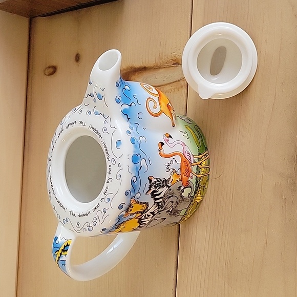 Noah's Ark Teapot by Paul Cardew 2008 - Picture 5 of 7